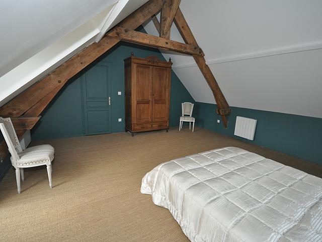 Chambre 1 sous les combles avec lit 160x200 et poutres apparentes