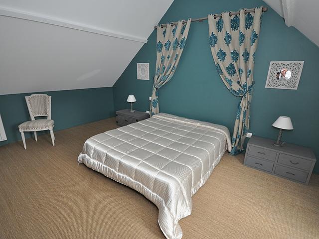 Chambre 1, ambiance bleu paon et voilages