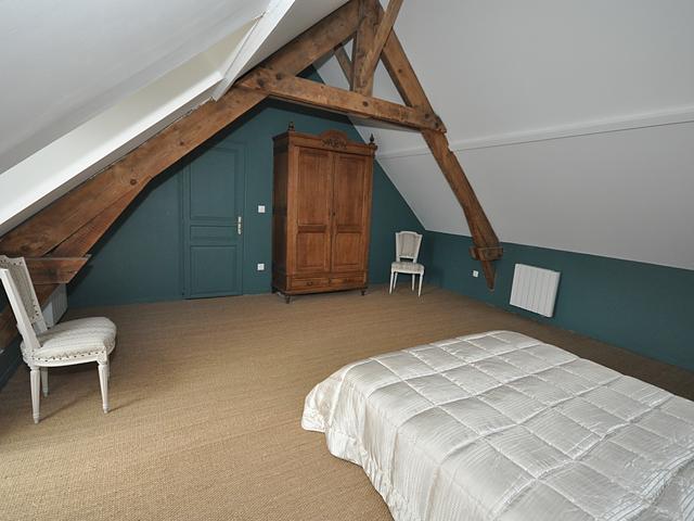 Chambre 1, vue d'ensemble avec penderie ancienne