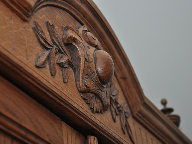 Détail de la tête de lit en bois sculpté, chambre 1