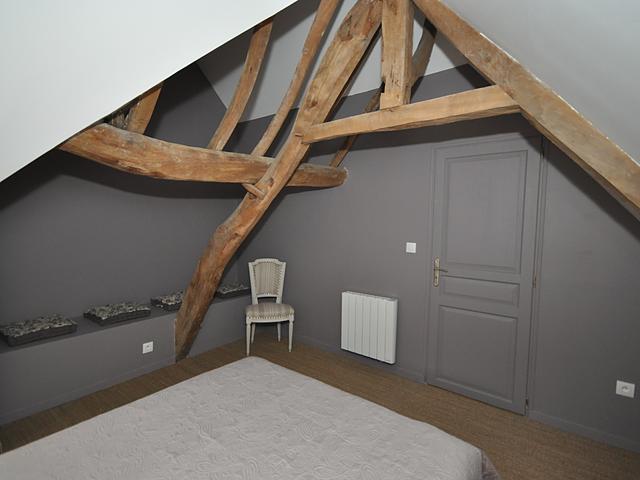 Chambre 2, charpente apparente et ambiance épurée