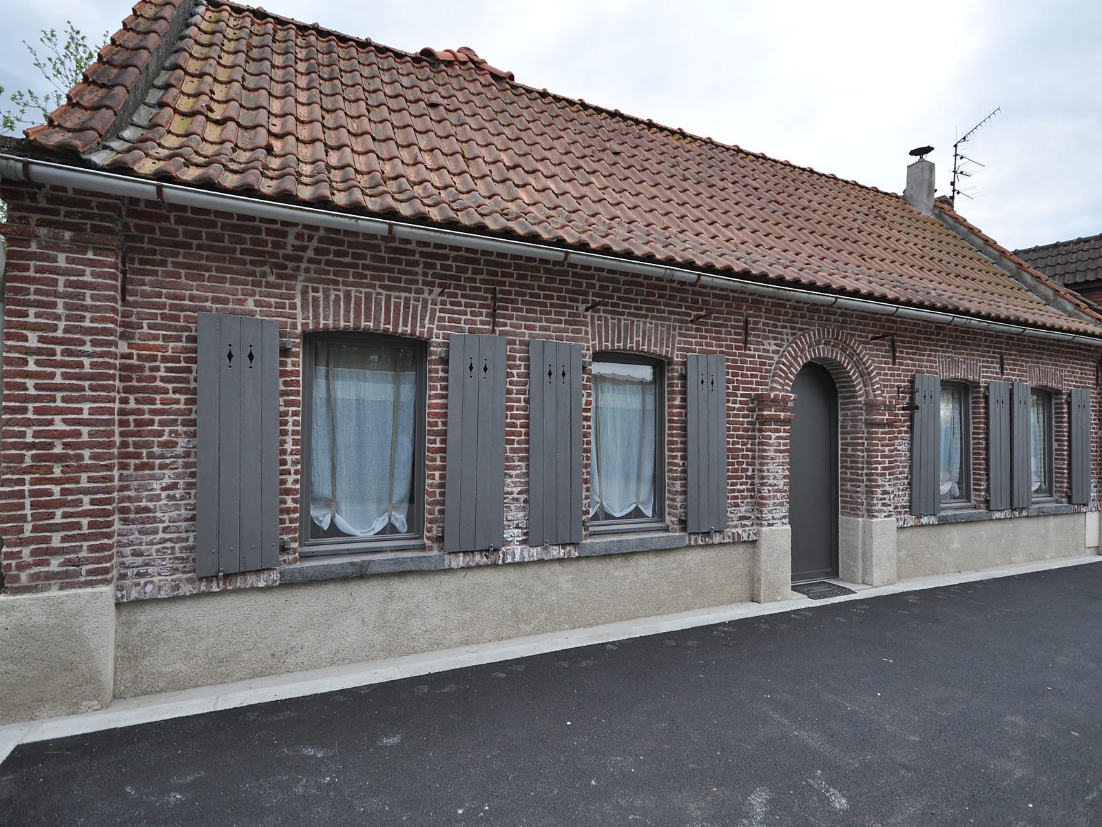 Façade en briques du Gîte de la Broderie à Bersée