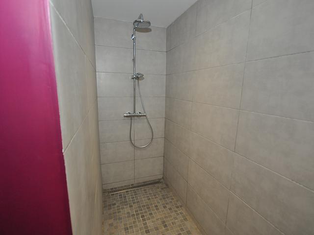 Douche à l'italienne de la salle de bain