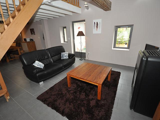 Salon vu depuis l'escalier menant à la mezzanine