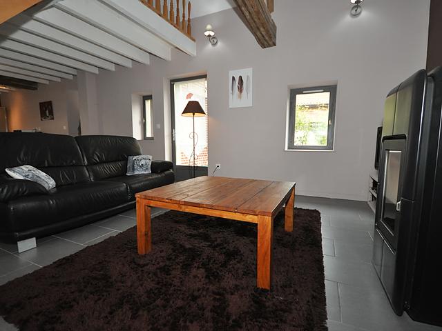 Salon avec le poêle à granulés qui chauffe toute la maison
